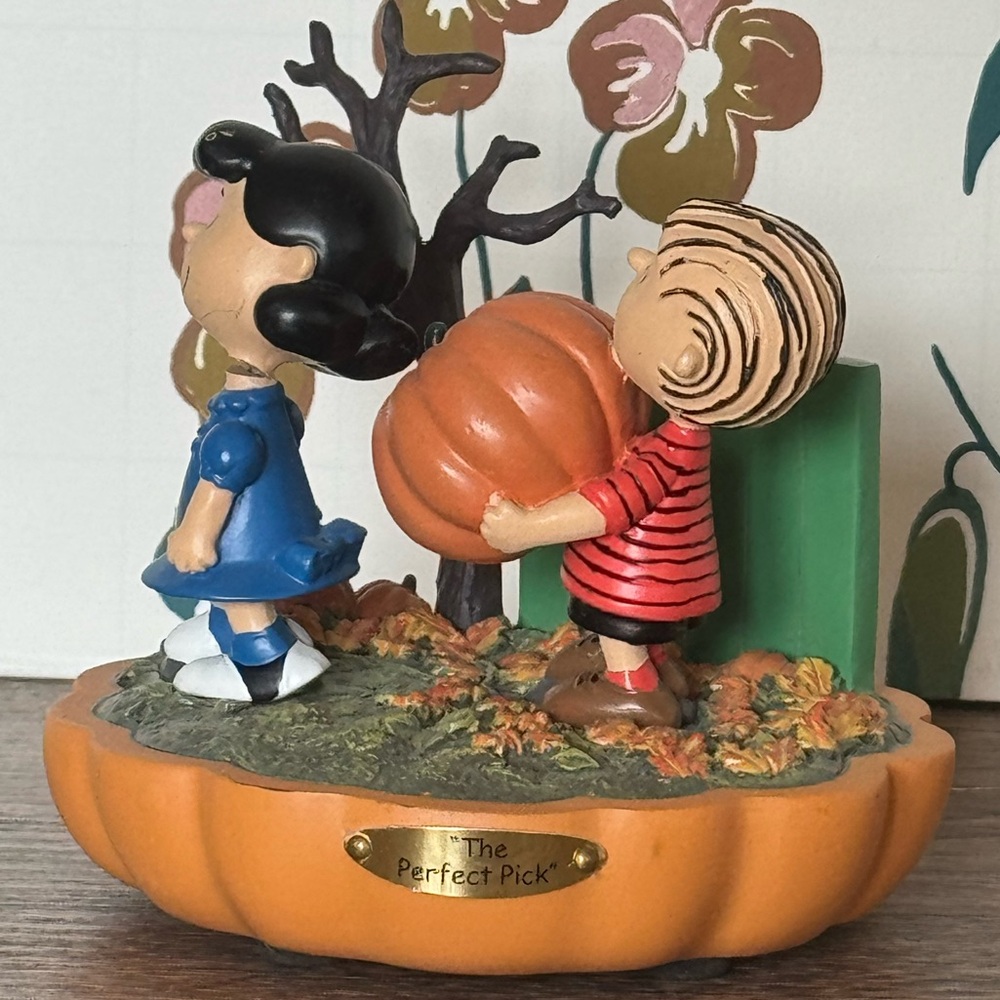 Hawthorne Village Peanuts "It's the Great Pumpkin” figurine “The Perfect Pick”